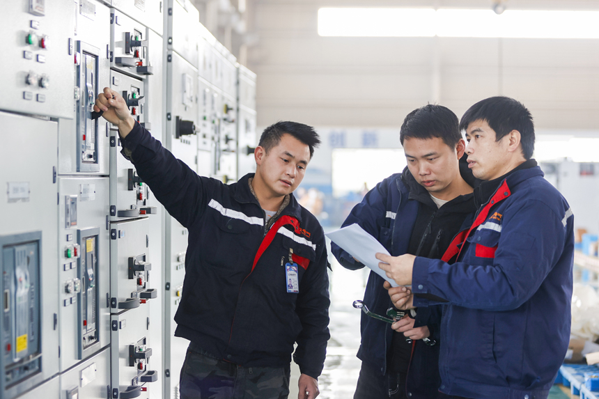 工人正在加紧生产。陈福平摄