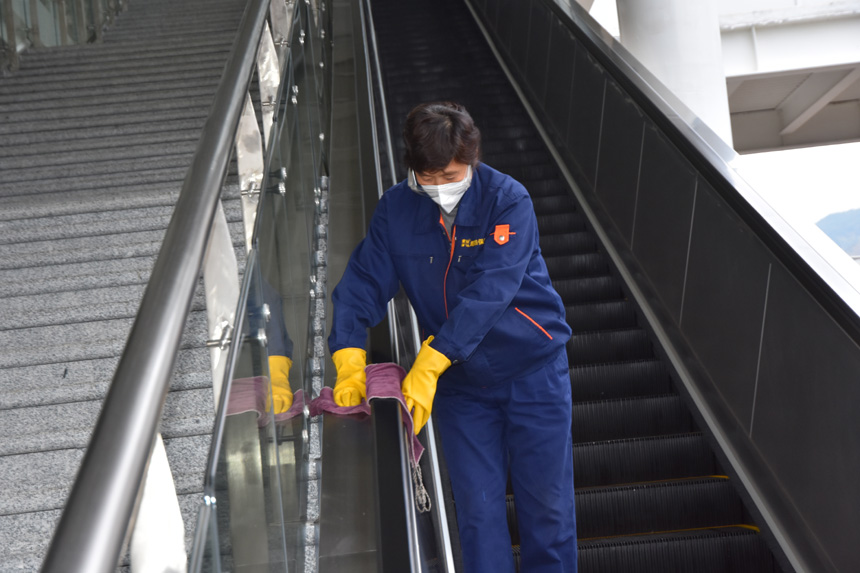 南平車務段延平站保潔工作人員加強手扶電梯的消殺保潔頻次。趙海敏攝