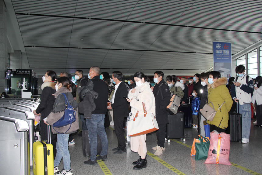 在延平站2號檢票口旅客有序排隊准備檢票。楊丹平攝