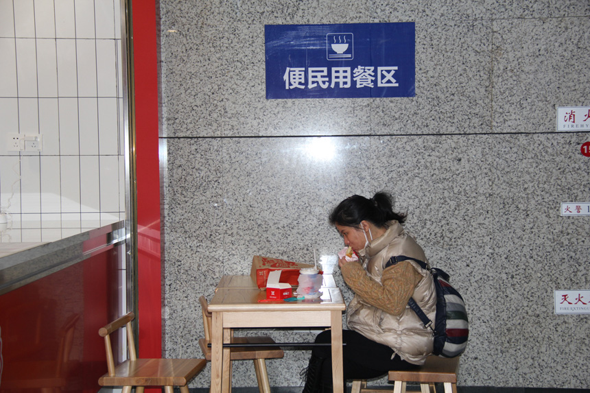 一名旅客在延平站便民用餐區就餐。楊丹平攝