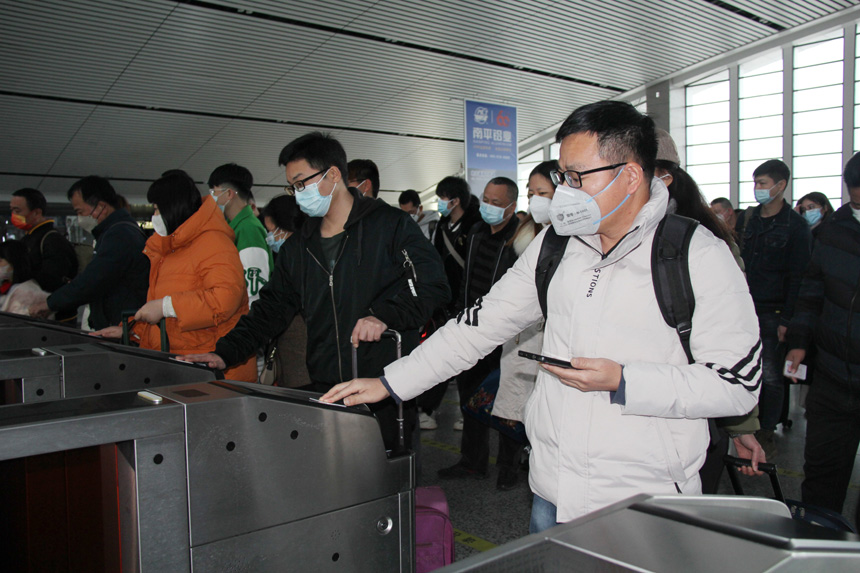 在南平車務段延平站旅客自助有序通過驗票閘機進站。楊丹平攝