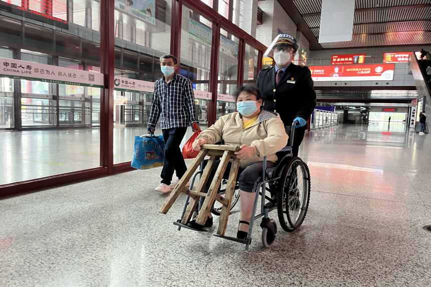 南平市站黨員客運員孫燕為重點旅客提供“無障礙進站”服務。王冬斌攝
