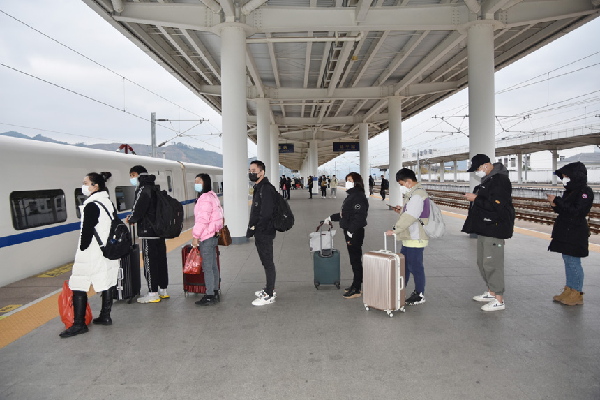 在延平站站台上旅客整齊排隊，踏上返鄉旅途。趙海敏攝