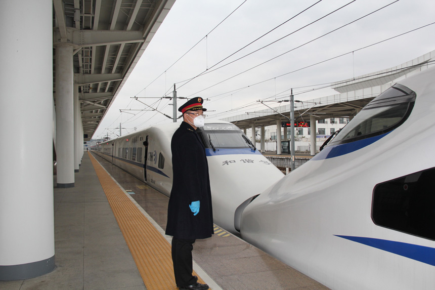 南平車務段延平站客運值班員王春亮正在接一趟重聯的動車組列車。楊丹平攝