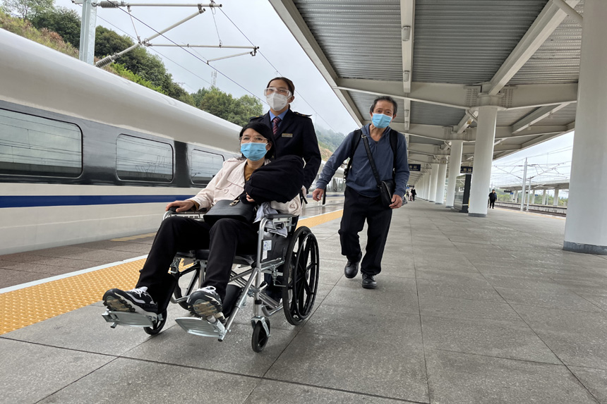 延平站客運負責人黃曉翠為行動不便的重點旅客提升輪椅服務。趙海敏攝
