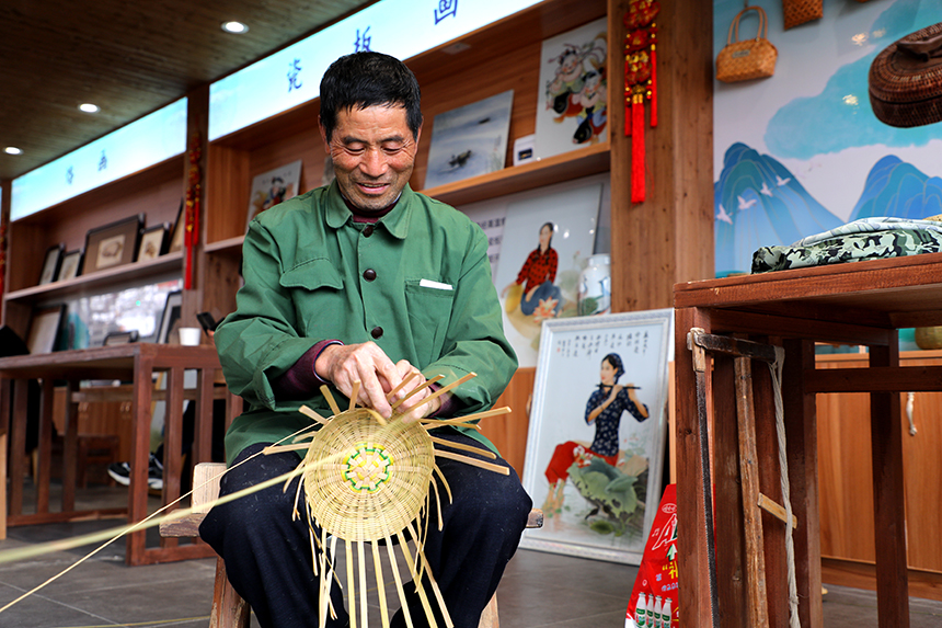 篾匠手艺人在编织顾客定制的竹篮。宋靖辉摄