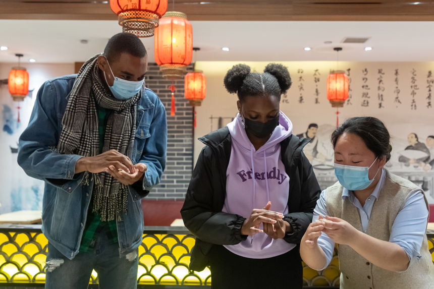 1月12日，在赣留学青年过大年活动在昌北机场举行，留学生正在体验包饺子、写春联等民俗活动。朱才伟摄