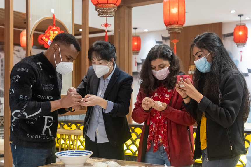 1月12日，在赣留学青年过大年活动在昌北机场举行，留学生正在体验包饺子、写春联等民俗活动。朱才伟摄