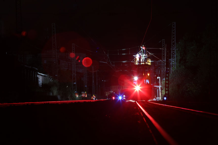 1月11日凌晨12点50分，在昌福线福州至杜坞区间的一辆接触网作业车上，作业人员在6米的高空检修接触网供电设备。李金明摄