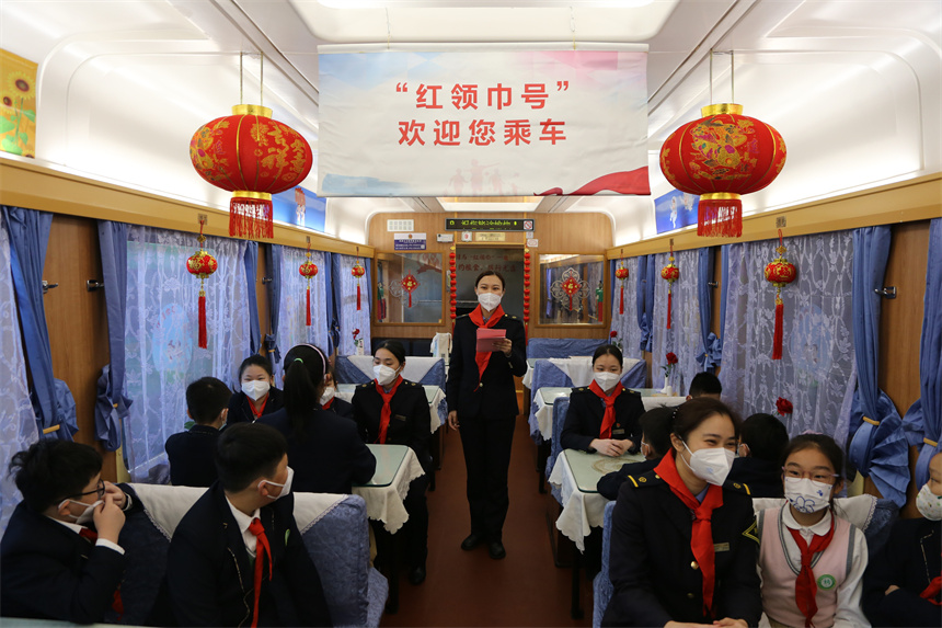 “红领巾号”列车校外辅导员欢迎少先队员的到来。共青团江西省委供图