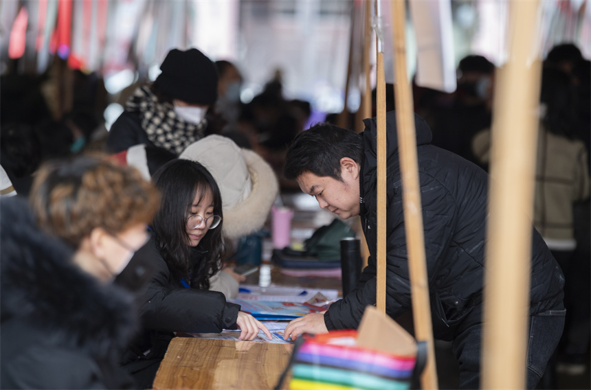 求職者在江西省新余市小年專場招聘會尋覓崗位。趙春亮攝