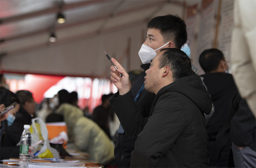 求职者在江西省新余市小年专场招聘会寻觅岗位。赵春亮摄