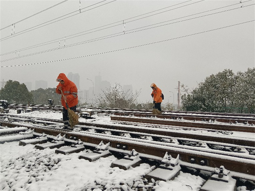 瑞昌站组织人员对道岔进行除冰扫雪。黄明摄