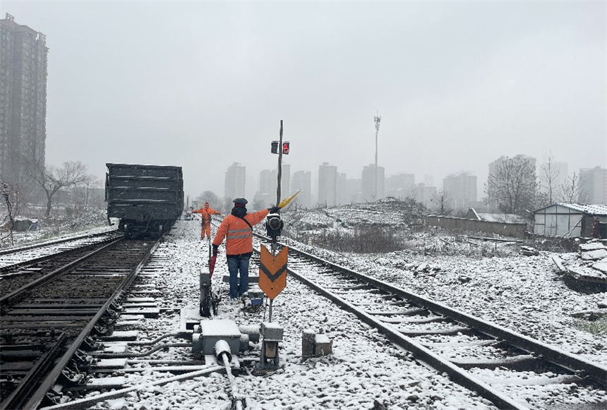 九江车务段七里湖站正在雪中进行调车作业。代建力摄