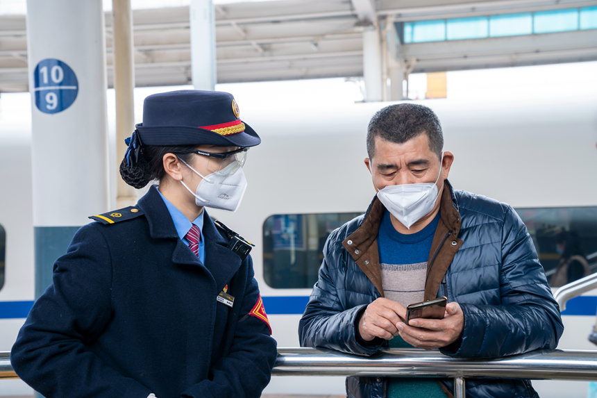 图为赣州站工作人员正在解答旅客疑惑。