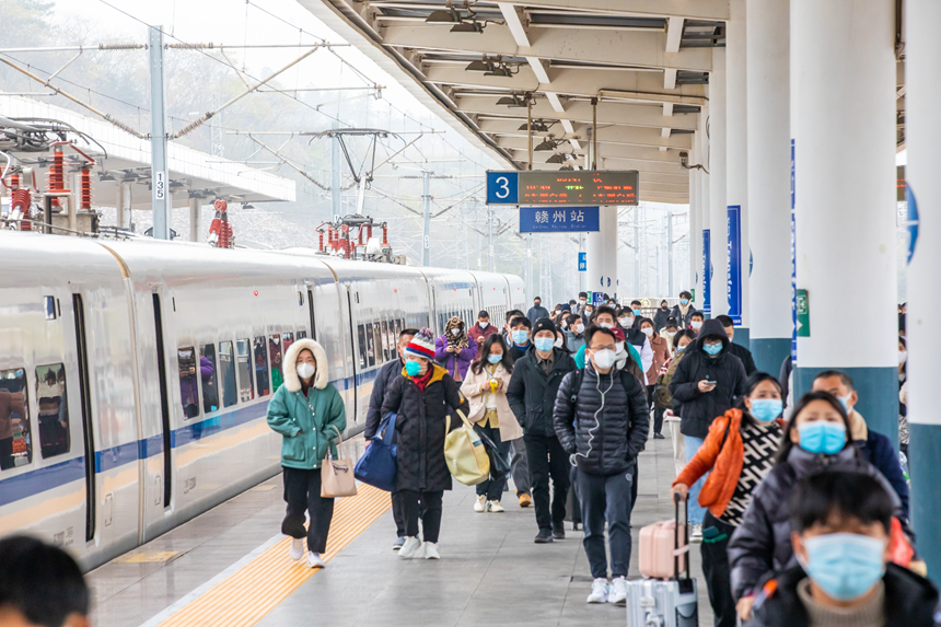 图为赣州站下车旅客正在有序出站。
