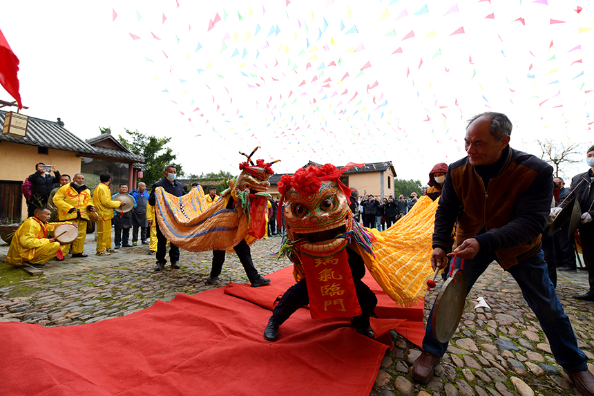 村民进行舞龙、舞狮等非遗民俗表演。詹继成摄