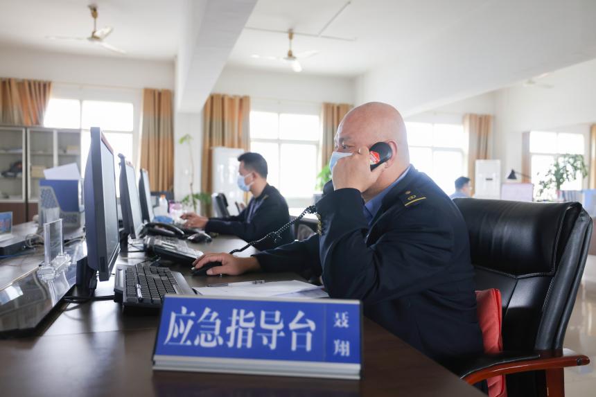 鹰潭机务段24小时应急指导台进行电话远程指导，确保寒潮天气行车安全。刘东摄
