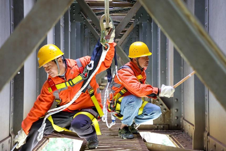 铁路职工正在对钢梁桥进行检查，保障设备质量。陈霏浒摄