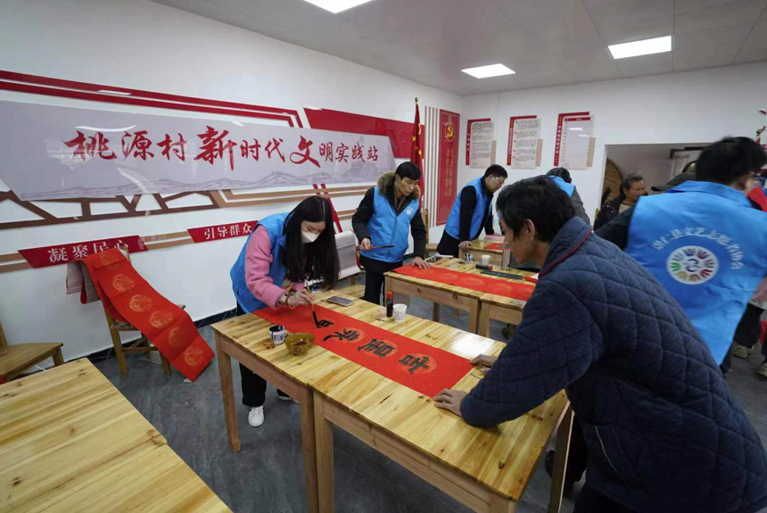 青年书法家现场写春联。熊维华摄
