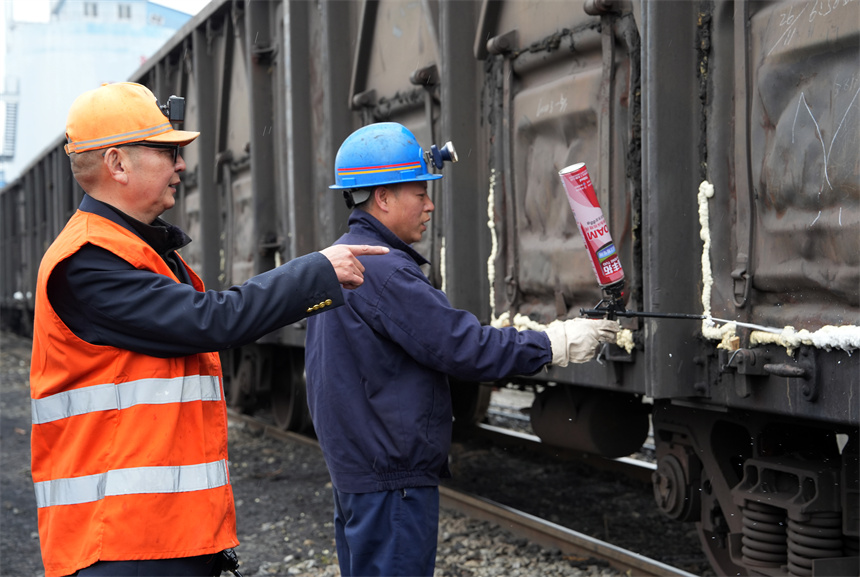 黃鐵鋒正在檢查車輛車門封閉情況。代建力攝