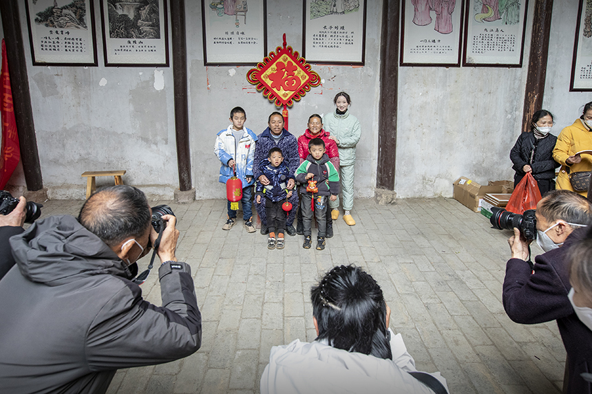 摄影志愿者免费为村民拍摄全家福照片。红枫摄