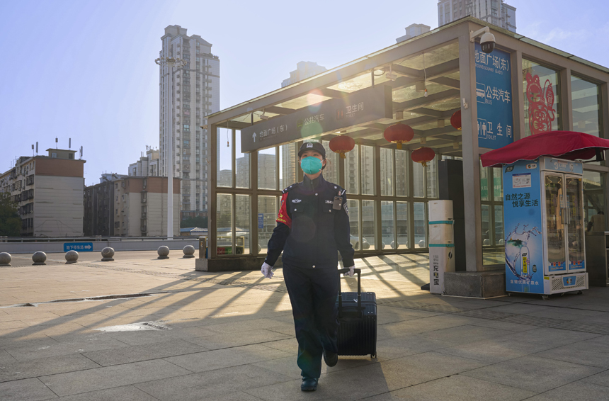 卞佳步入车站准备值乘G1581次高铁列车。余琦摄