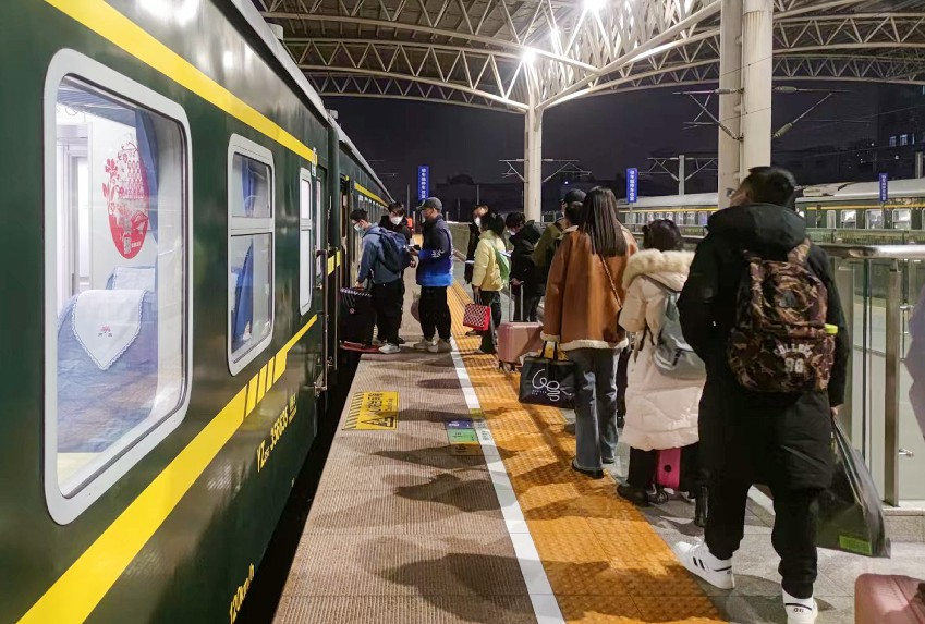 3.列车到达南昌站后，旅客在列车员的引导下有序上车。周柳东 摄