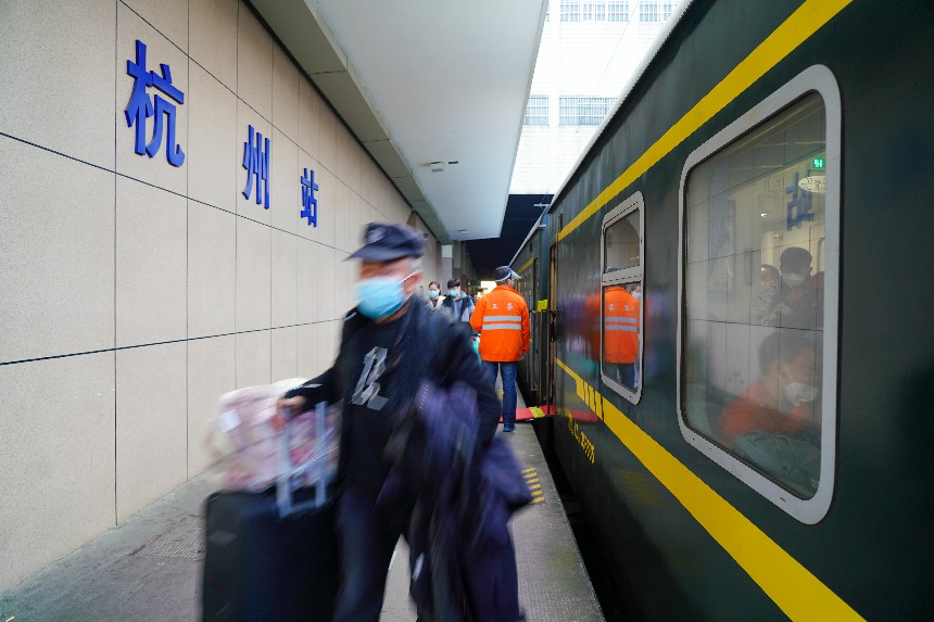 列车经停在杭州站内，站台上的旅客归心似箭。周柳东摄