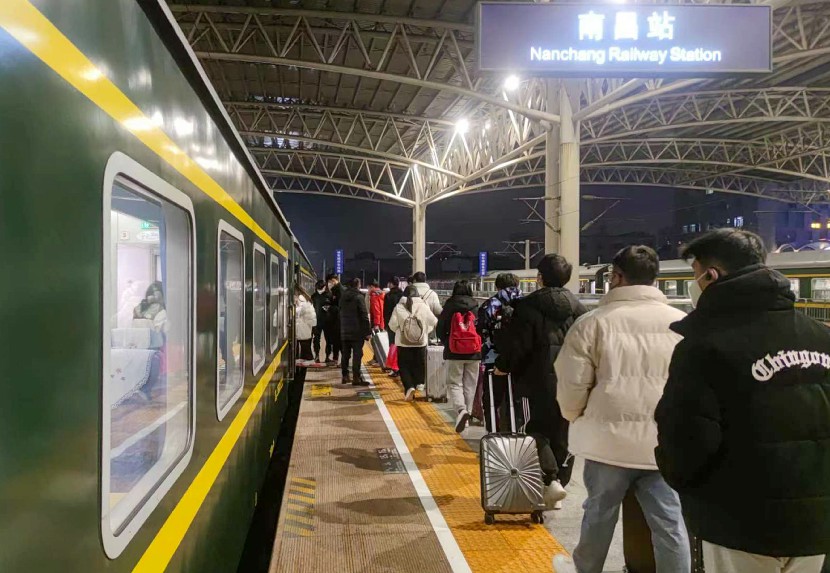 列车到达南昌站后，列车员引导旅客有序上车。周柳东 摄