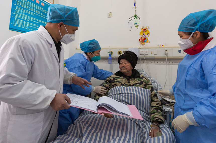 1月20日，医护人员与患者沟通病情。刘平华摄
