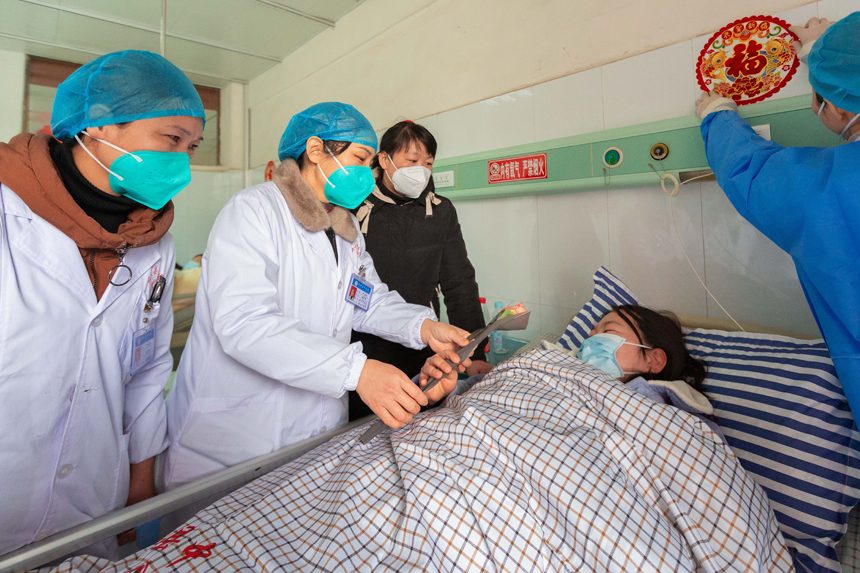 1月20日，醫護人員在巡房中查看患者病情。劉平華攝