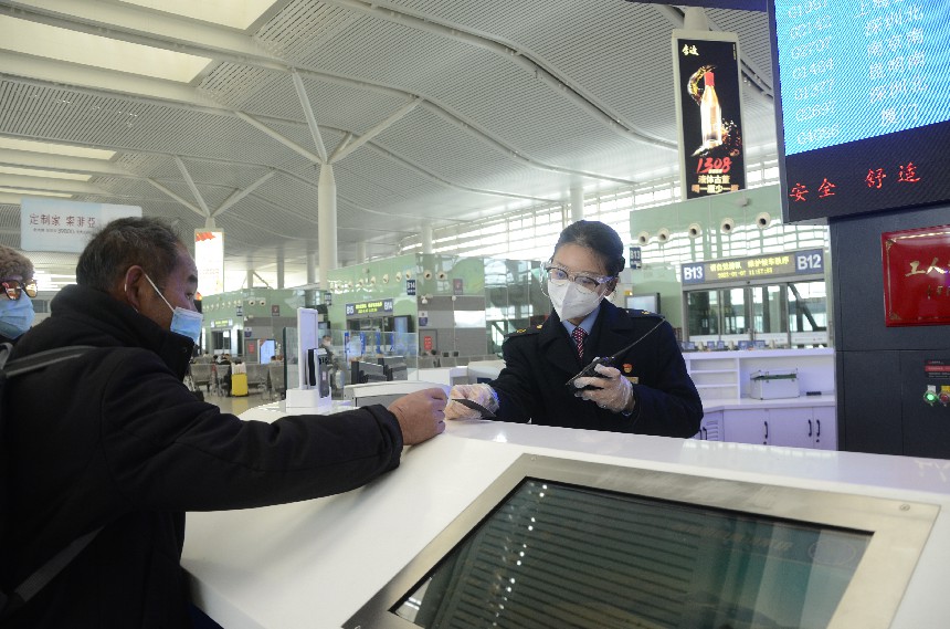 “红土情”党员职工给旅客讲解电子客票的查询事项。刘慕摄
