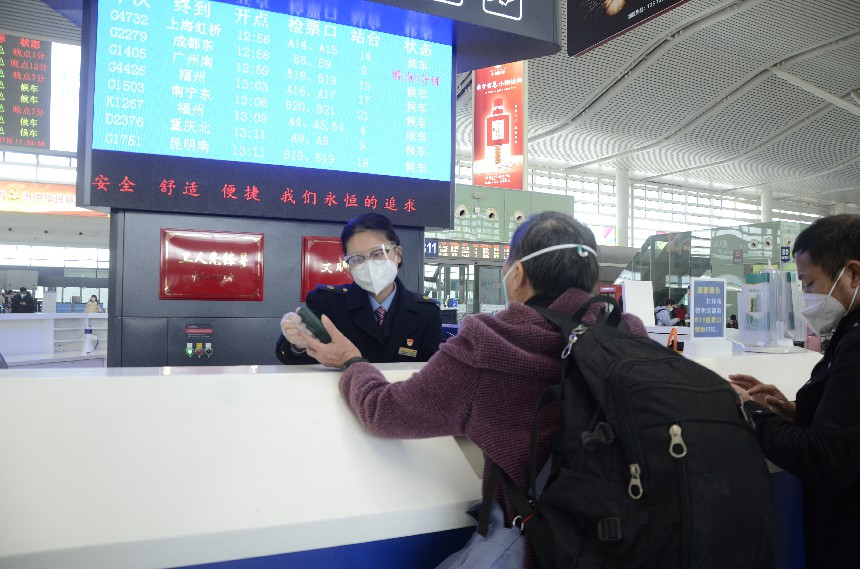 “红土情”服务台党员职工为旅客解答问询。刘慕摄