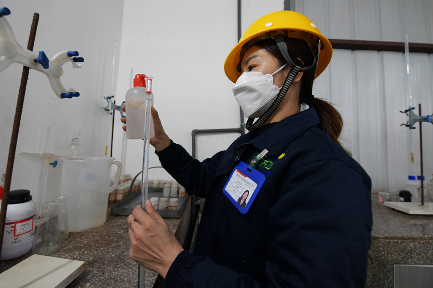 工人正堅守崗位，趕制產品訂單。詹繼成攝