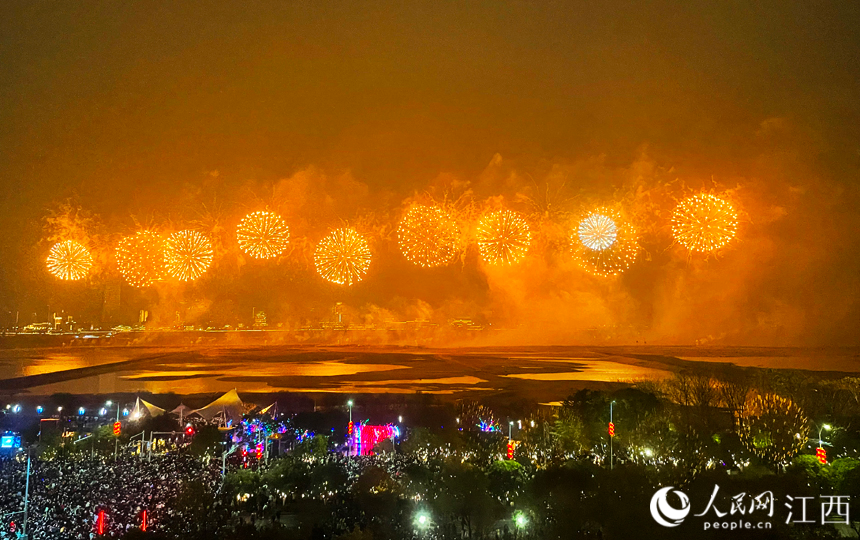 2023年南昌市迎春煙花晚會在贛江老官洲舉行（手機拍攝）。人民網 毛思遠攝