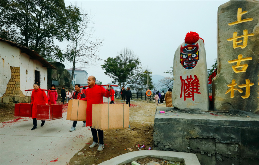 正月初一，江西南丰县上甘古村的傩班正准备去演出 。谢卫民摄