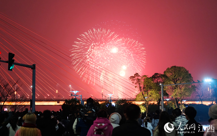 2023年南昌市迎春煙花晚會在贛江老官洲舉行（手機拍攝）。徐小雨攝