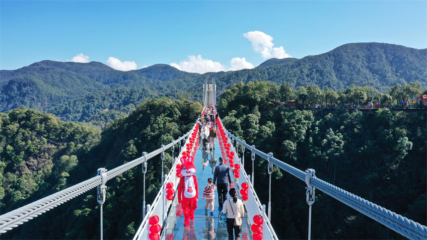 游客在三百山景区玻璃天桥上游玩。魏迪金摄