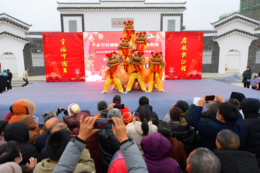 民間藝人正在表演定南瑞獅。