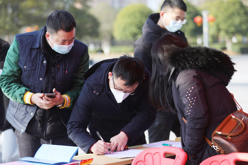 上高县高新园区企业专场招聘会上人头攒动，应聘者在寻找适合自己的岗位。陈旗海摄