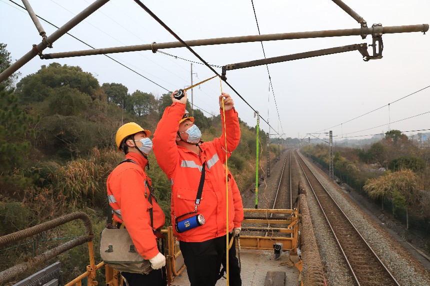 接触网工在高空测量设备运行参数。杨灵摄