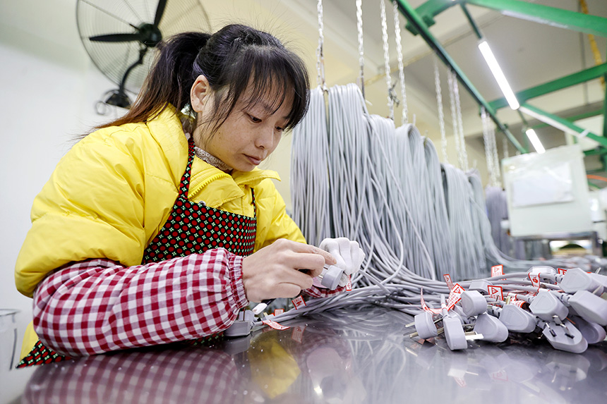 工人在峽江縣工業園區一家企業的生產車間做工。陳福平攝