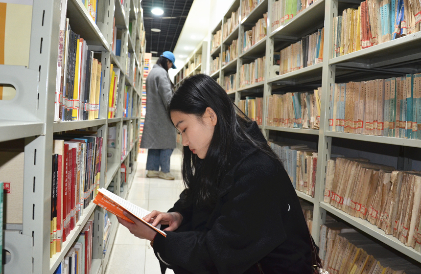 学生在翻阅寻找自己喜欢的书籍。刘平华摄