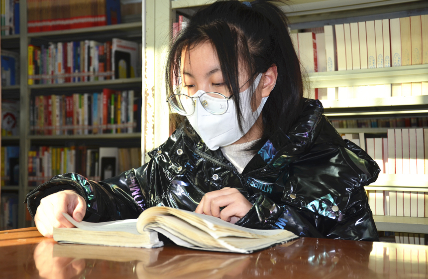 学生在翻阅寻找自己喜欢的书籍。刘平华摄
