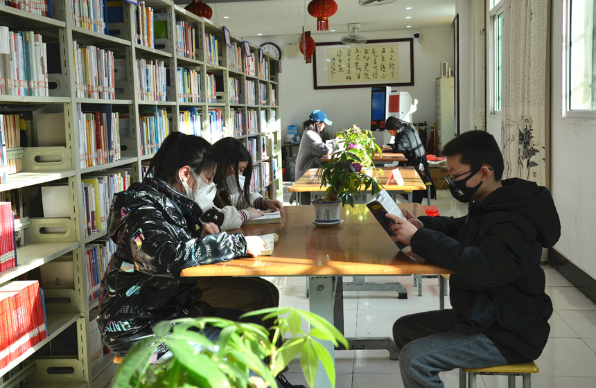 在永新县图书馆内，学生在阅读书籍。刘平华摄
