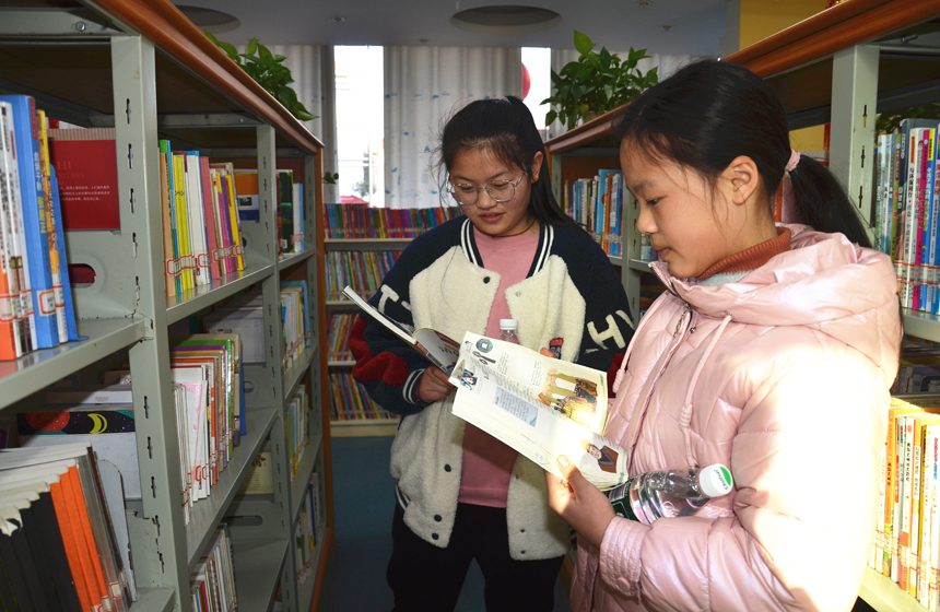 学生在翻阅寻找自己喜欢的书籍。刘平华摄
