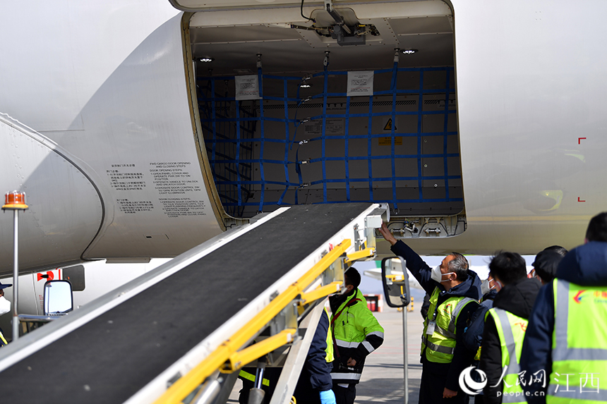 地勤人員模擬從C919國產大飛機上裝卸行李。 人民網 時雨攝