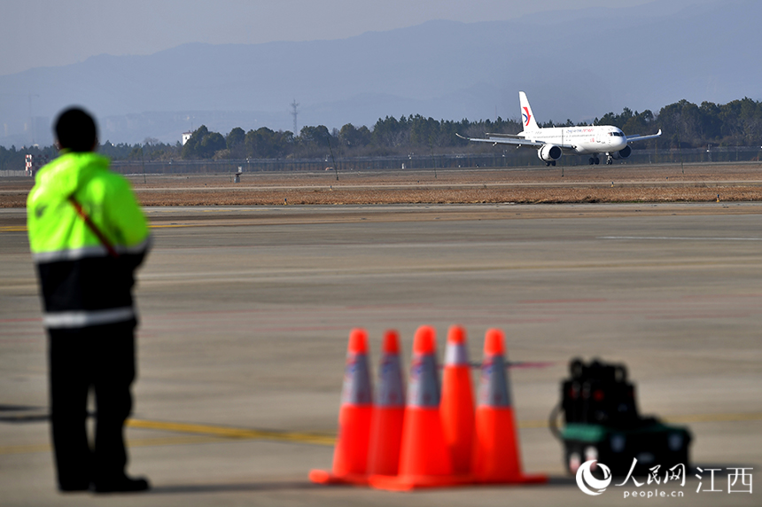 C919国产大飞机在南昌昌北国际机场降落。 人民网 时雨摄