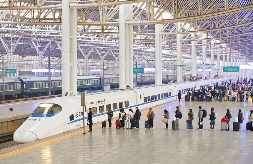 九江火車站工作人員正在引導旅客有序排隊登乘列車。丁波攝